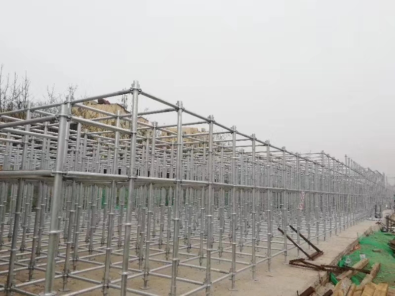 搭建腳手架橫向掃地桿與縱向掃地桿時(shí)，怎么設(shè)置好？ (圖1)
